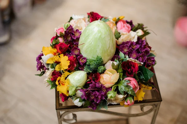 Composición colorida de primavera con flores multicolores y vela de huevo grande — Foto de Stock