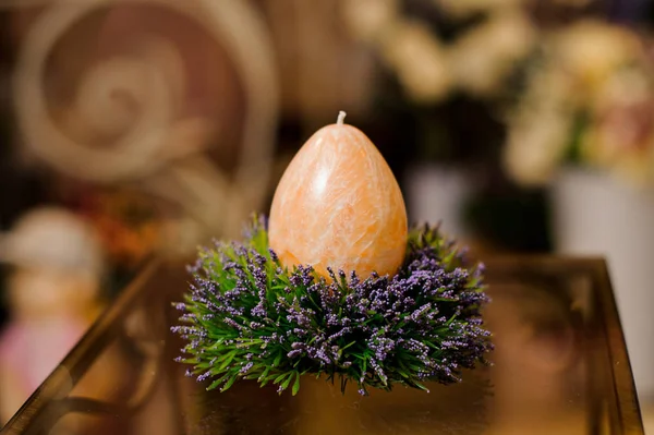 Hermosa composición de primavera con pequeñas flores violetas y vela de huevo grande — Foto de Stock