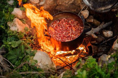 Kamp ateşi üzerinde Pan güveç yakın çekim