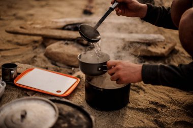 Tavada çorba döken bir adamın yakın çekim