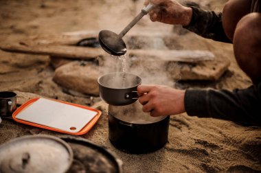 Tavada çorba döken bir adamın yakın çekim