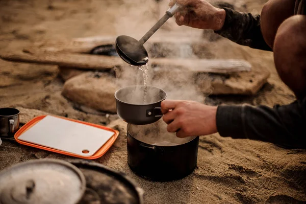 Tavada çorba döken bir adamın yakın çekim