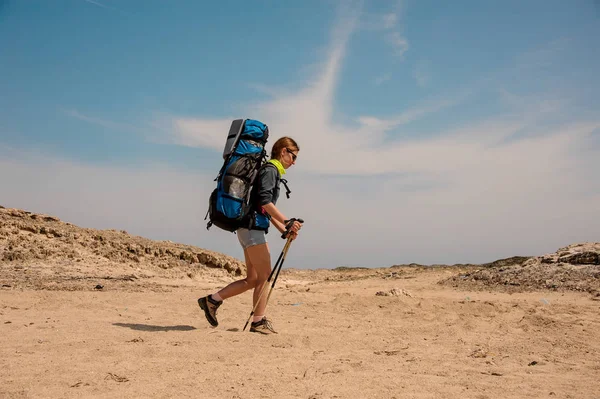 Unga kvinnliga vandrare går med pinnar i öknen — Stockfoto