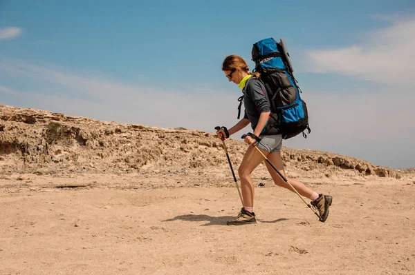 Ung kvinnlig vandrare färdas i en öken — Stockfoto