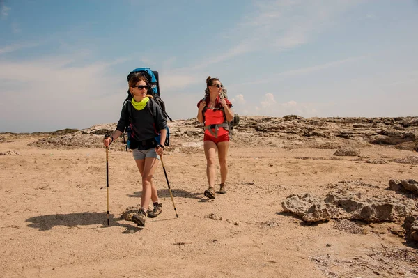 Tepelerde iki aktif kadın Wanderers