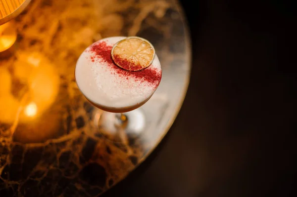 Close-up de coquetel de álcool em uma mesa com lâmpada — Fotografia de Stock