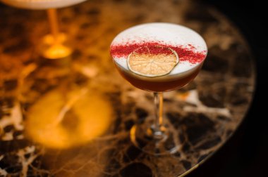 Lamba ile masada kokteyl yakın çekim