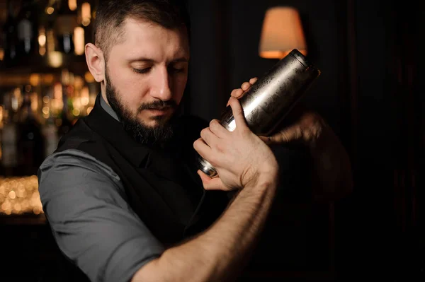 Elinde çalkalayıcı ile erkek barmen Portresi — Stok fotoğraf