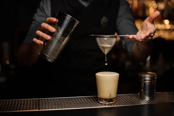 Barkeeper gießt Cocktail mit Sieb und Shaker — Stockfoto