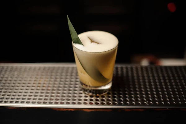 Gros plan du cocktail alcoolisé sur le comptoir du bar — Photo