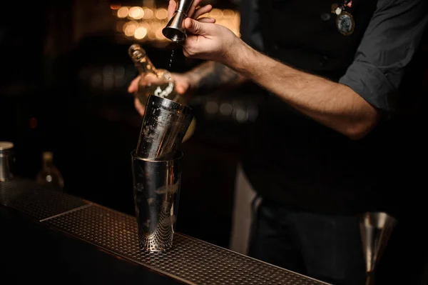 Barman het toevoegen van zure mix van fles naar Shaker — Stockfoto
