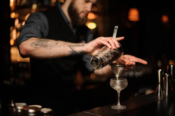 Barman préparer un cocktail d'alcool avec shaker et tamis — Photo