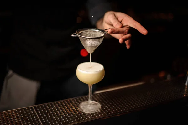 Nahaufnahme des Barkeepers bei der Zubereitung von Cocktails mit Sieb — Stockfoto