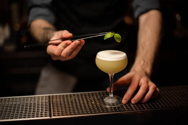 Gros plan du cocktail à verser au barman à l'aide de pinces — Photo