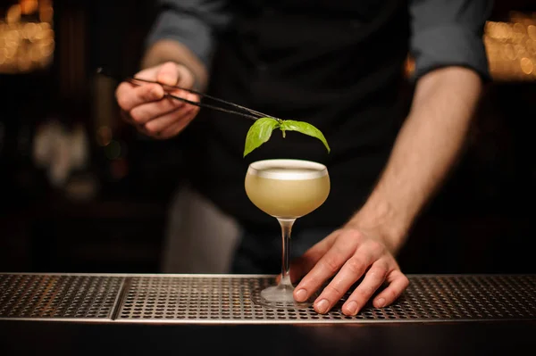 Close-up van de barman gieten cocktail met behulp van Tang — Stockfoto