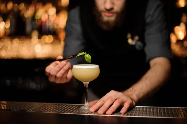 Barman prépare un cocktail à la menthe à l'aide de pinces — Photo