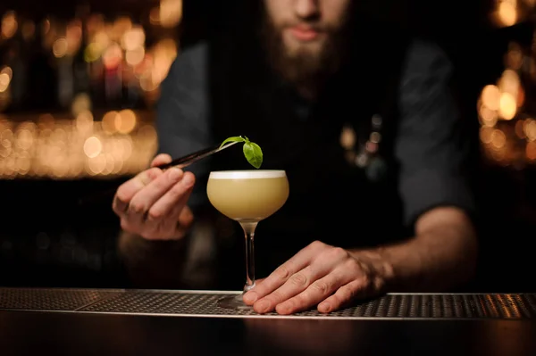 Close-up van barman gieten cocktail met behulp van Tang — Stockfoto