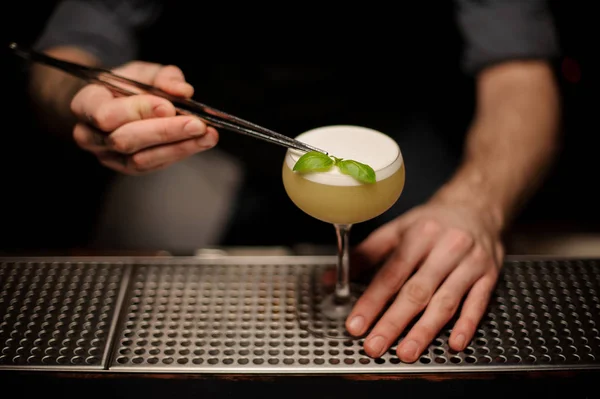 Gros plan du cocktail à verser du barman avec les pinces — Photo