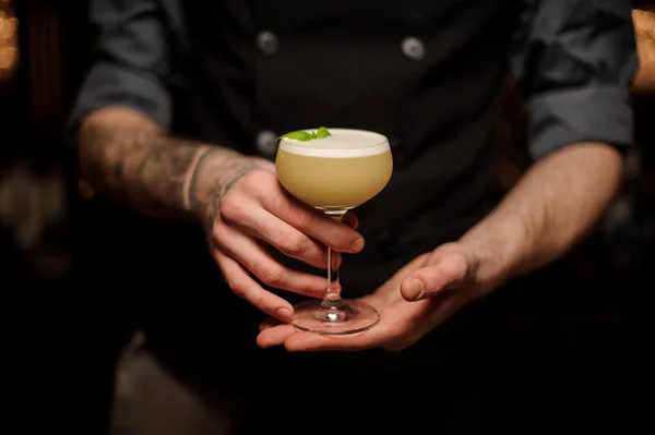 Barman posiada koktajl alkoholowy w dłoniach — Zdjęcie stockowe