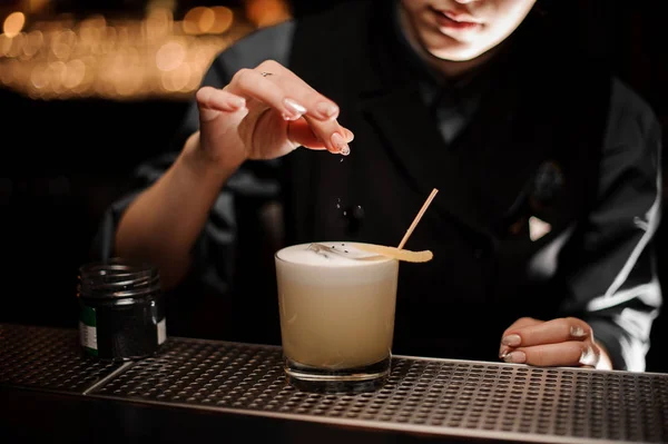 Barman schenkt cocktail en voegt de ingrediënten toe — Stockfoto