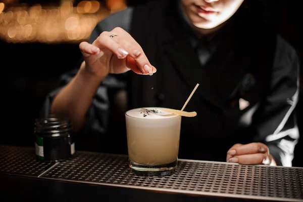 Barman gieten cocktail en het toevoegen van ingrediënten met tandenstoker — Stockfoto