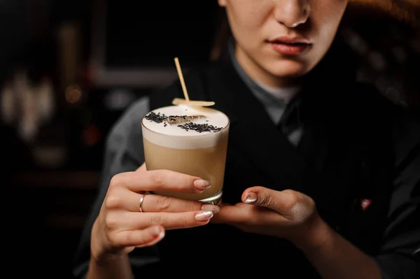 Close-up van barman die een alcohol cocktail houdt — Stockfoto