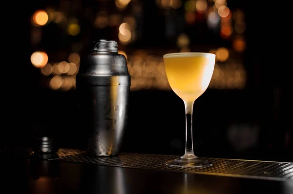 Primo piano di un cocktail alcolico e agitatore sul bancone del bar — Foto Stock
