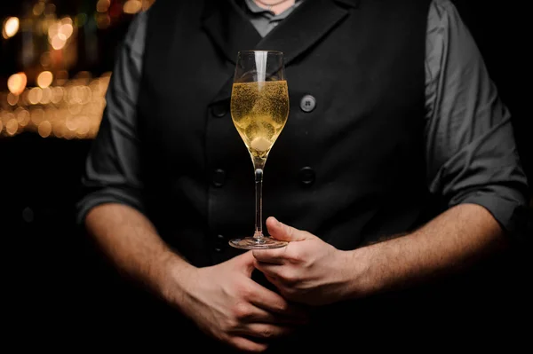Primer plano del vaso con vino espumoso en las manos del cantinero —  Fotos de Stock