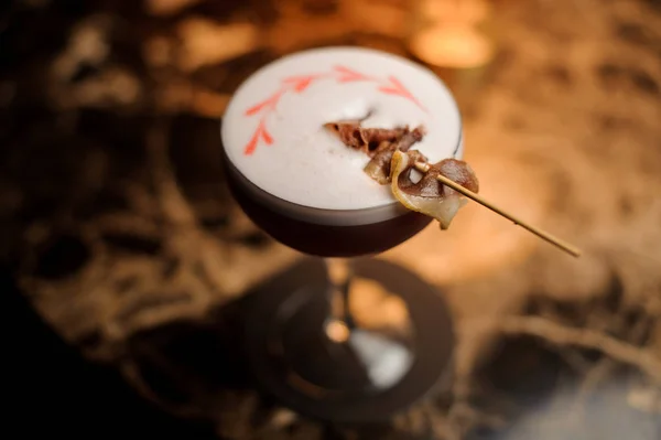 Close-up van een alcohol cocktail met het spek op tandenstoker — Stockfoto