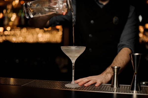 Kocsmáros teszi az alkoholos koktélt szitán egy üveg — Stock Fotó