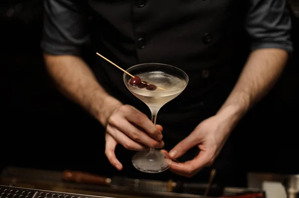 Barista che tiene cocktail alcolici con olive sullo stuzzicadenti — Foto Stock