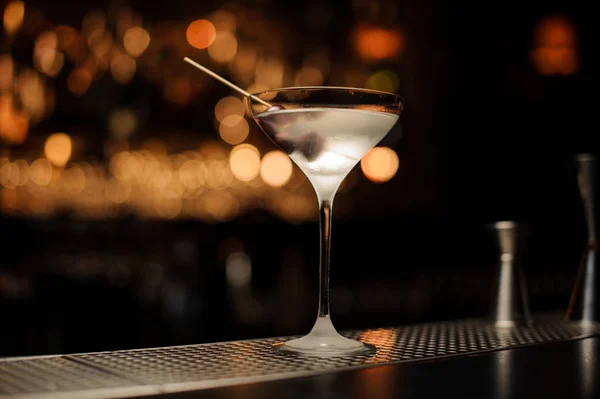 Primo piano del cocktail alcolico con olive sul bancone del bar — Foto Stock