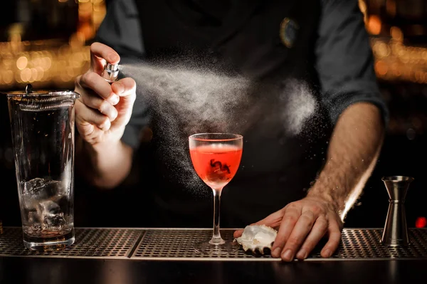 Barman gieten een alcohol cocktail met sproeier — Stockfoto