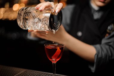 Strainer ile kokteyl döken barmen yakın çekim