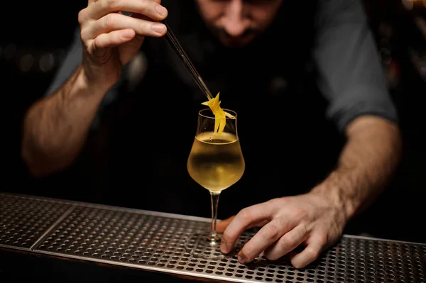 Bartedner tesz citrom héja a csipesz egy koktél — Stock Fotó