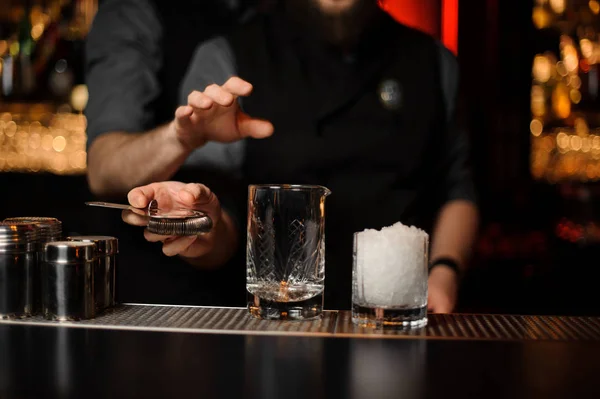 Primer plano de dos vasos en el mostrador de bar — Foto de Stock
