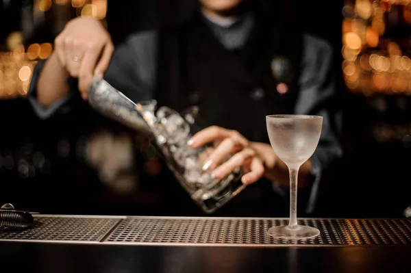 Cantinera femenina añade hielo en vidrio con cuchara de hielo — Foto de Stock