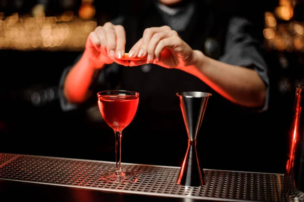 Bartender összenyomja narancshéj alkohol koktél — Stock Fotó