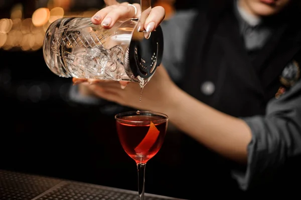 Primo piano del cocktail di versamento del barista con vetro con filtro — Foto Stock