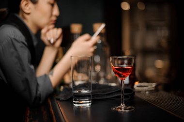 Arka planda kadın barmen ile alkol kokteyl yakın çekim