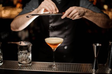 Barmen rende kullanarak bir alkol kokteyl pişirir