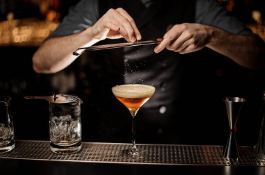 Barmen rende kullanarak bir alkol kokteyl yapma