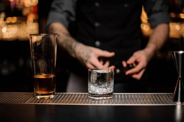 Primer plano de dos vasos diferentes en el mostrador de la barra — Foto de Stock