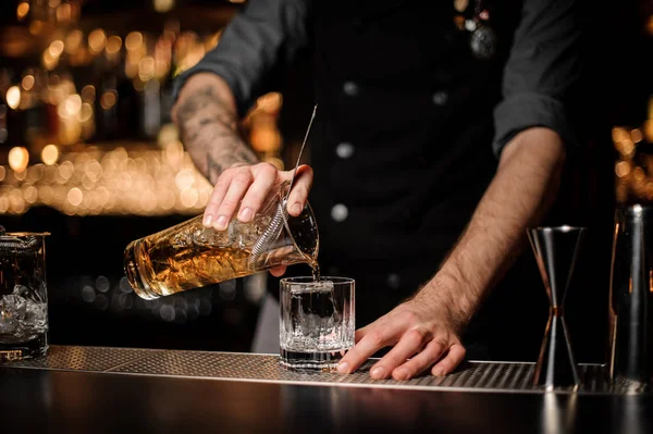 Cantinero vierte cóctel añadiendo whisky en vaso — Foto de Stock