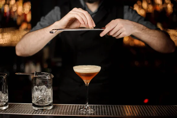 Barista versare un cocktail alcolico con grattugia — Foto Stock