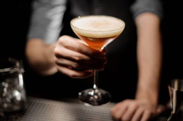 Close-up van barman die cocktail met Foam houdt — Stockfoto