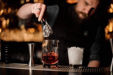 Barmen özel buz maşa ile cam buz ekler