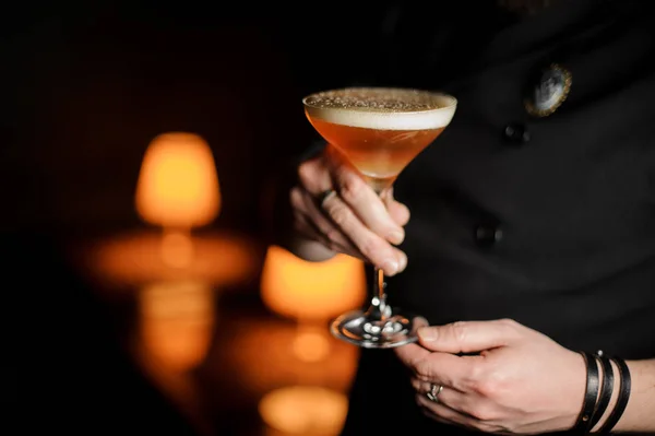 Close-up van barman houdt een alcohol cocktail met schuim — Stockfoto