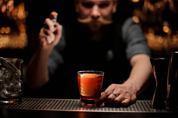 Barman masculin tenant un petit pulvérisateur en acier — Photo