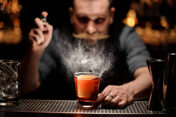 Barista brutale versa un cocktail alcolico con spruzzatore — Foto Stock